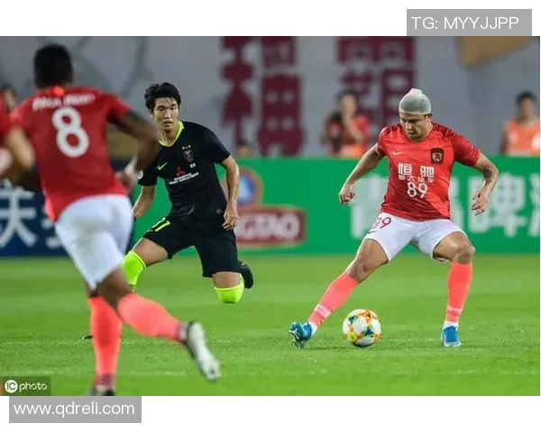 河南建业与恒大对决裁判表现引发热议球迷反响不一